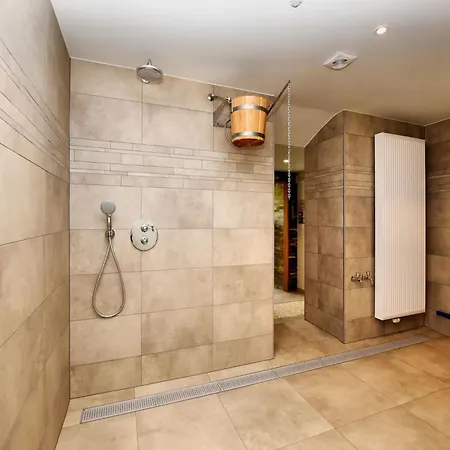 Balmoral Hot Tub Home, Cleaning Included Semesterbostad