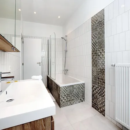 Balmoral Hot Tub Home, Cleaning Included *